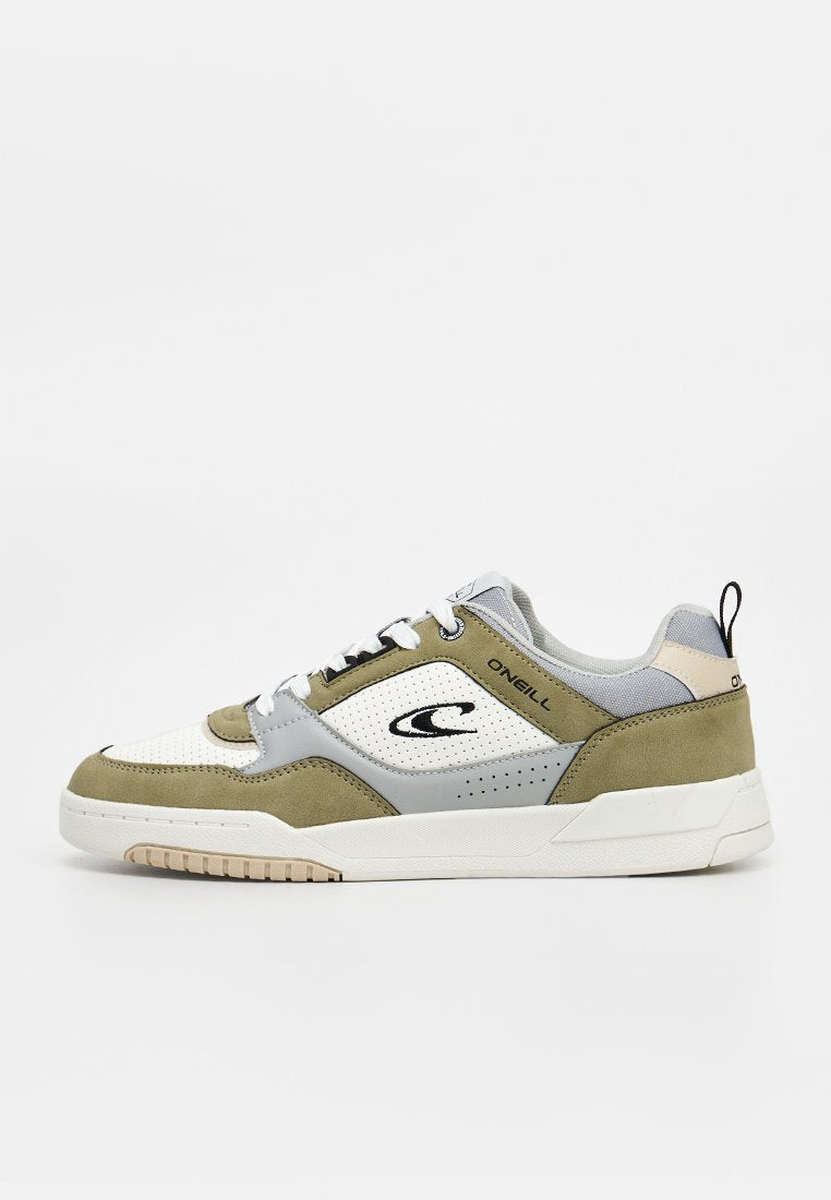 Low-Top O'Neill Sneaker mit weißen perforierten Paneelen, olivgrünen Wildleder-Overlays, grauen Akzenten, weißer Sohle und schwarzem Logo an der Seite.