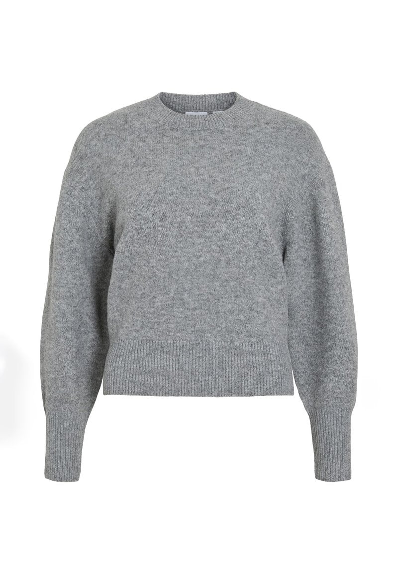 Helles graues Strickpullover mit rundem Halsausschnitt, herabgesetzten Schultern, gerippten Bündchen und einem cropped Saum. Weicher Stoff mit texturiertem Aussehen.