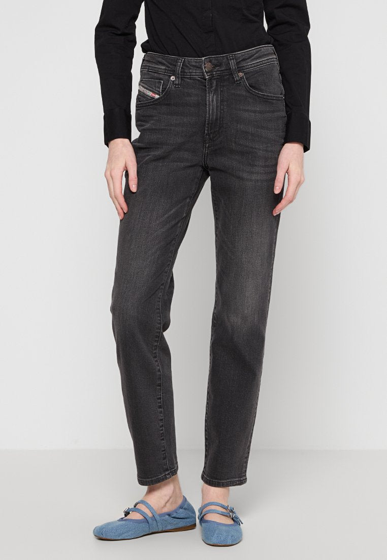 Schwarze Jeans aus Denim mit einem geraden Bein-Design, Fünf-Taschen-Stil und dezentem, verblassten Detail. Knopf- und Reißverschluss vorne.