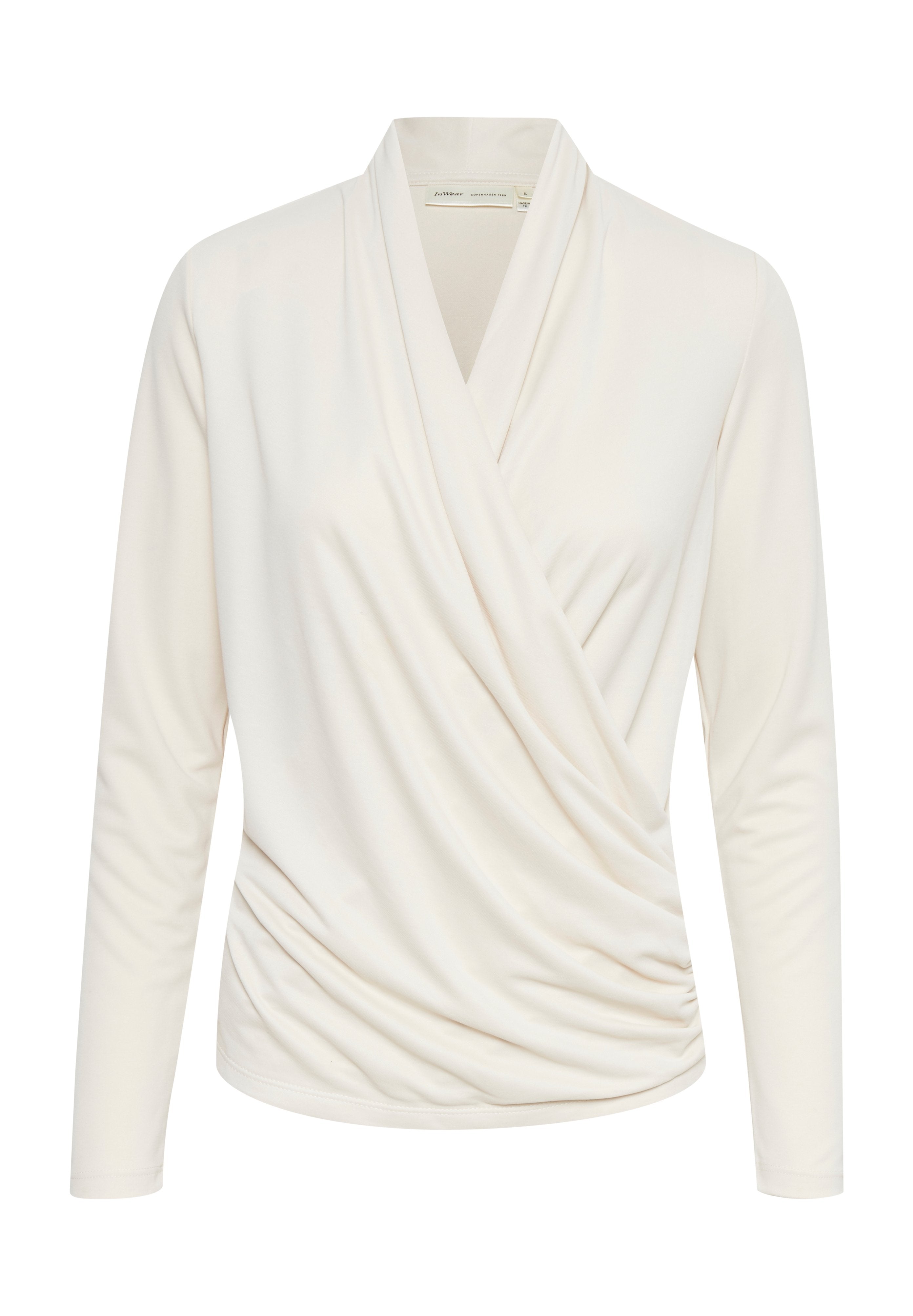 Langärmliges Wickeltop aus weichem, cremefarbenem Stoff mit einem drapierten Design und gerafftem Stoff in der Taille. Verfügt über einen tiefen V-Ausschnitt.