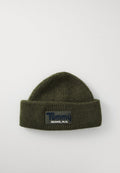 Dunkelgrüne gerippte Strickmütze mit umgeschlagenem Rand und rechteckigem Patch mit der Aufschrift "Tommy Jeans, N.Y." auf weißem Hintergrund.