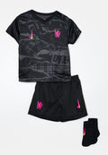 Schwarz sportliches Outfit umfasst ein T-Shirt mit kurzen Ärmeln und einem pinkfarbenen Löwenlogo, ein gemustertes Design, passende Shorts sowie schwarze Socken mit pinken Akzenten.