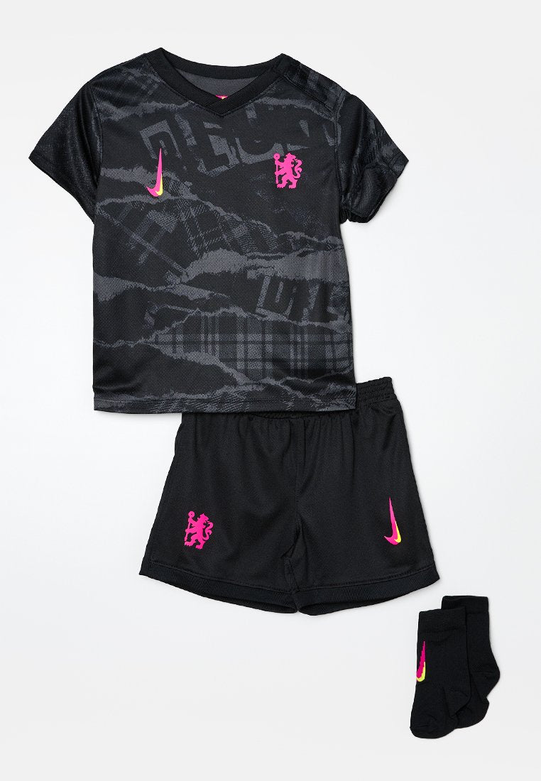 Schwarz sportliches Outfit umfasst ein T-Shirt mit kurzen Ärmeln und einem pinkfarbenen Löwenlogo, ein gemustertes Design, passende Shorts sowie schwarze Socken mit pinken Akzenten.