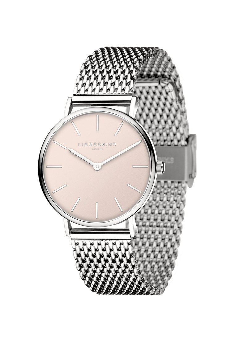 Silbernes Maschenarmbanduhr mit einem runden, hellrosa Zifferblatt. Merkmale sind minimalistische Stundenmarkierungen, schlanke Zeiger und ein polierter Metallgehäuse.
