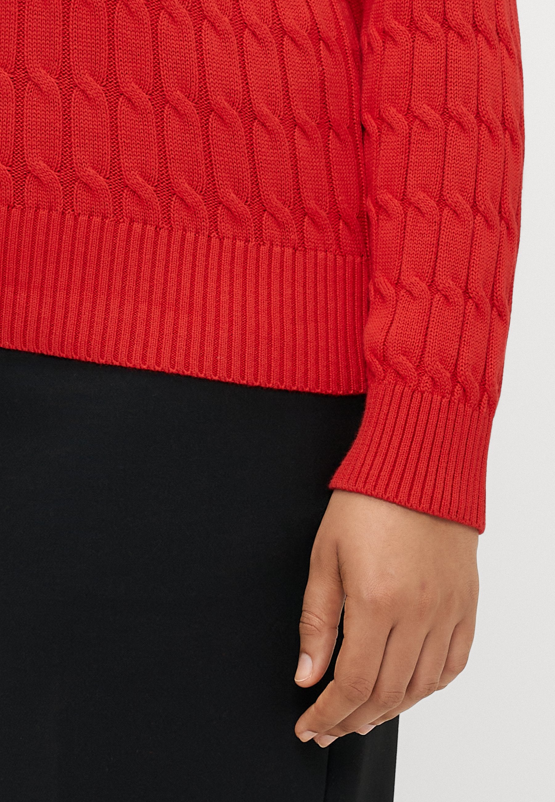 CURVE CABLE KNIT CREW NECK JUMPER Media 6