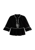 Schwarze Bluse mit weit ausladenden Ärmeln, Rüschensaum und weißer Blumenstickerei. Verfügt über einen Bindebandverschluss am Hals und einen strukturierten Stoff.