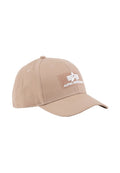 Beige Baseballcap mit gebogenem Schild und einem weißen gestickten Logo auf einem strukturierten Patch. Hergestellt aus strapazierfähigem Material mit verstellbarem Rücken.