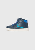 Navyblaue High-Top-Kinderschuhe mit blauen Akzenten, blauen Schnürsenkeln, weißer Sohle und einem Klettverschluss, das mit "GEOX" gebrandet ist, auf einem schlichten Hintergrund.