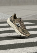 New Balance ARISHI V4 - Road running shoes - thunder brown