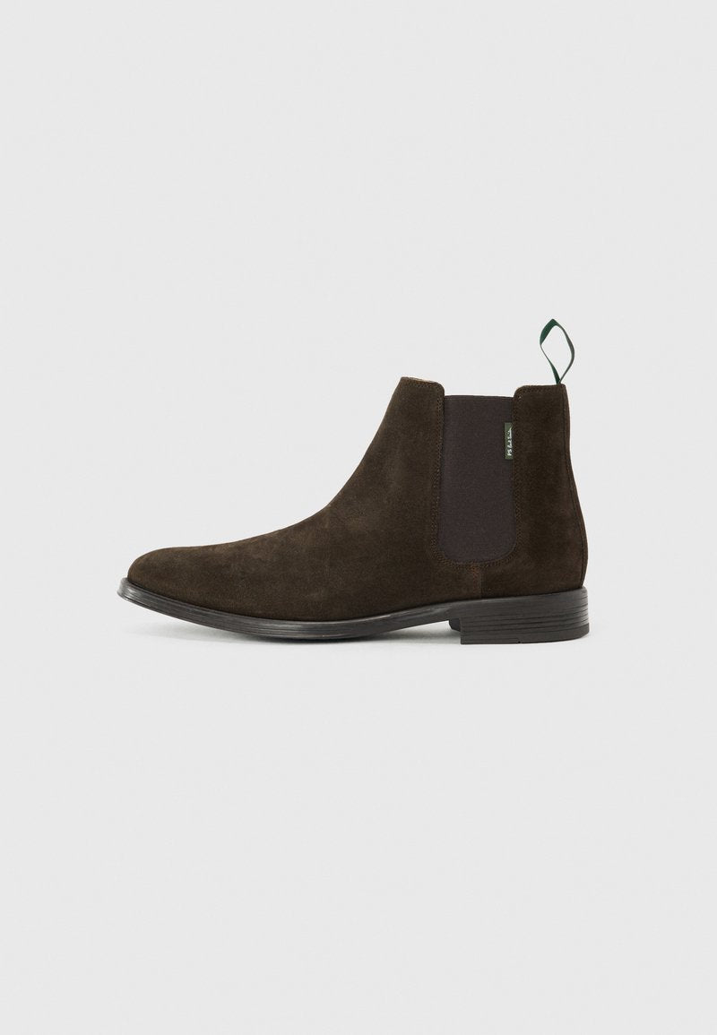 Braune Wildleder Chelsea-Boots mit elastischen Seitenpaneelen, abgerundeter Zehenpartie und einer Schlaufe. Verfügt über eine flache Gummisohle. Einfaches und elegantes Design.