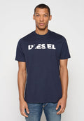 Marineblaues Baumwoll-T-Shirt mit rundem Ausschnitt und kurzen Ärmeln, das ein großes weißes "DIESEL"-Logo in Used-Optik über der Brust trägt.