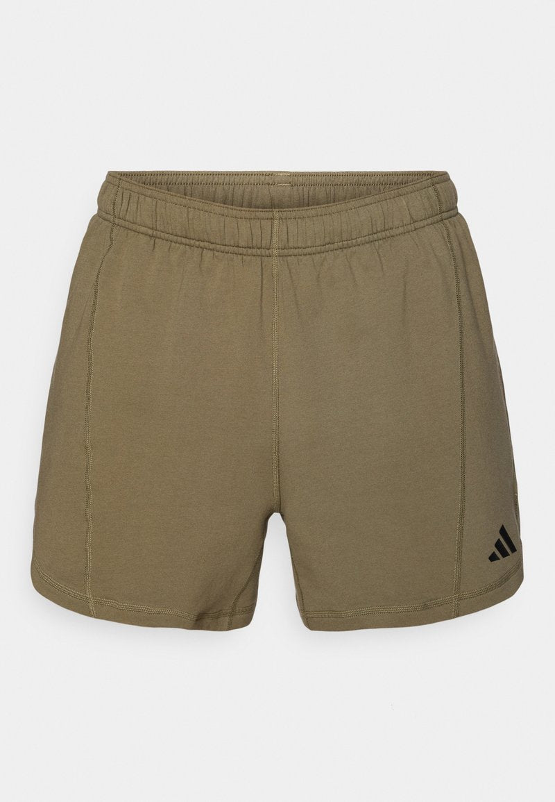 Khakifarbene Sportshorts mit elastischem Bund, kontrastierenden schwarzen Nähten und einem Adidas-Logo auf der unteren rechten Seite.