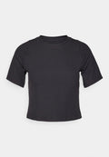 Schwarzes geripptes Crop-Top mit kurzen Ärmeln, Rundhalsausschnitt und taillierter Passform. Der Stoff hat eine glatte Textur mit subtiler Dehnbarkeit. Keine Muster oder Akzente.