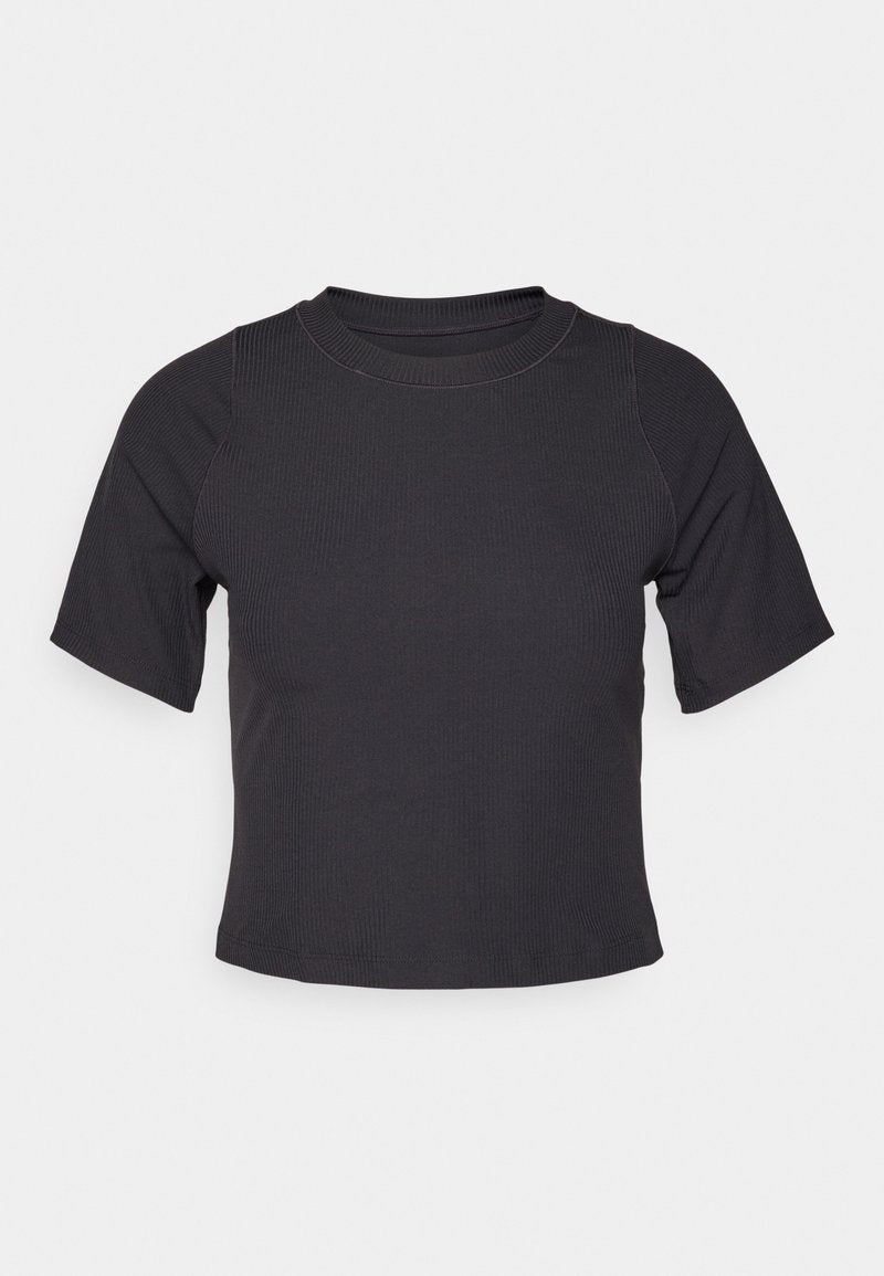 Schwarzes geripptes Crop-Top mit kurzen Ärmeln, Rundhalsausschnitt und taillierter Passform. Der Stoff hat eine glatte Textur mit subtiler Dehnbarkeit. Keine Muster oder Akzente.