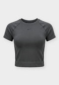 Dunkelgraues, kurzärmeliges, cropped Sporttop mit Rundhalsausschnitt und kleinem Nike-Swoosh-Logo mittig auf der Brust.