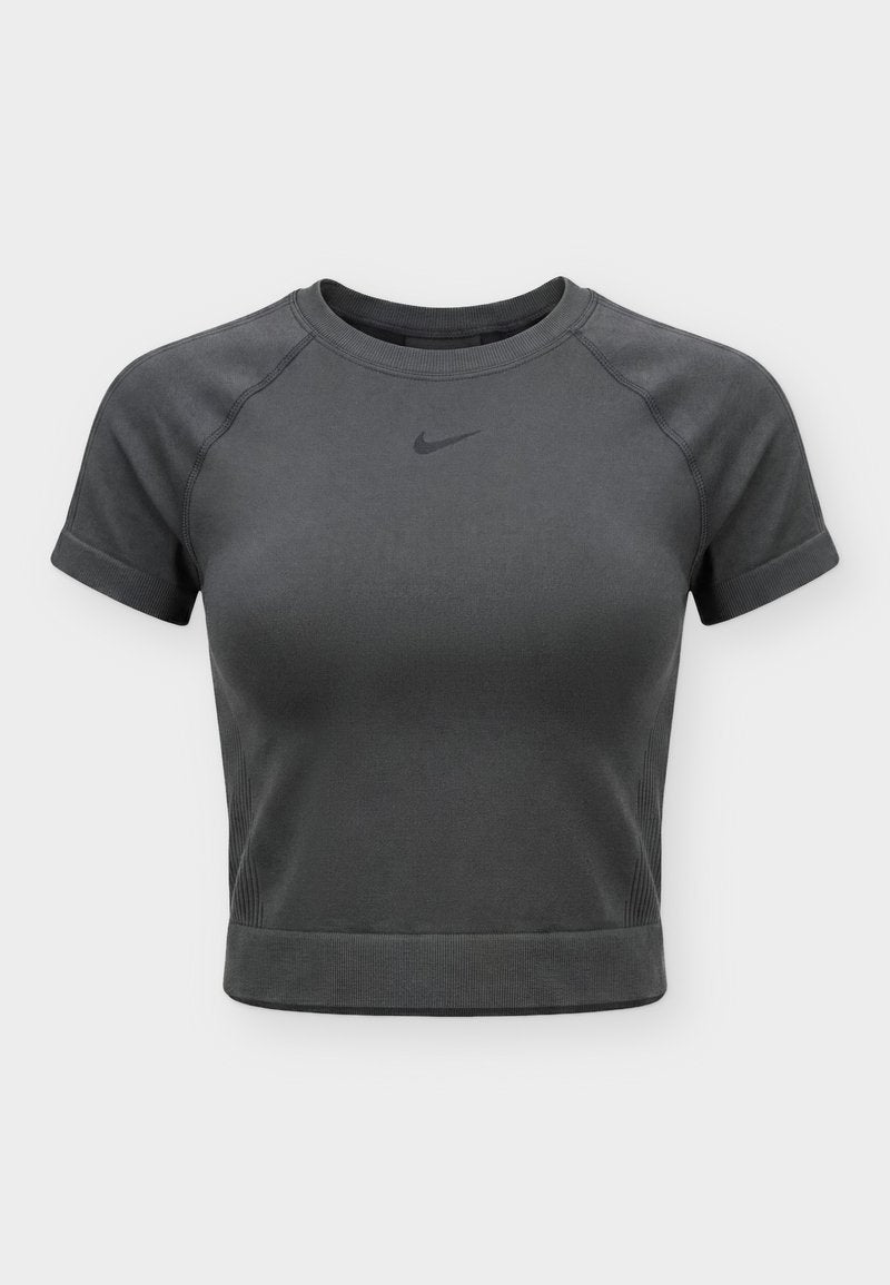 Dunkelgraues, kurzärmeliges, cropped Sporttop mit Rundhalsausschnitt und kleinem Nike-Swoosh-Logo mittig auf der Brust.