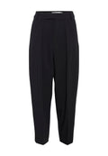 Schwarze, taillierte Hose mit hoher Taille, mit Falten und einem verkürzten, schmal zulaufenden Bein. Glattes Material mit matter Oberfläche.