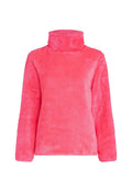 Flauschiger rosa Pullover mit hohem Kragen und langen Ärmeln. Weiche Textur mit einem leicht übergroßen Schnitt, der eine glatte, gleichmäßige Oberfläche präsentiert.