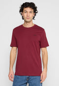 Bordeauxfarbene Crew-Neck T-Shirt aus weichem Baumwollstoff, mit kurzen Ärmeln und kleinem schwarzem Logo auf der linken Brust. Lässige Passform.