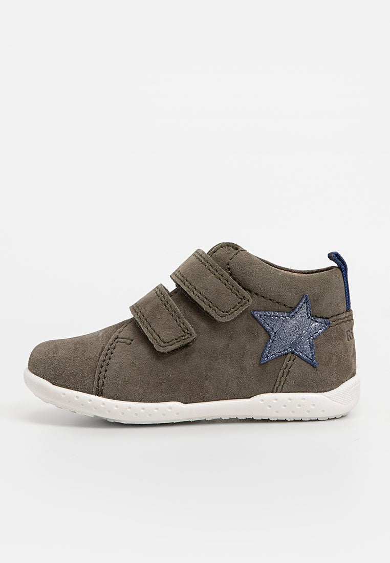 Graue Wildleder-Stiefelette mit zwei Klettverschlüssen, einem blauen Sternelement und einer weißen Gummisohle. Merkmale sind eine abgerundete Zehenpartie und eine strukturierte Oberfläche.
