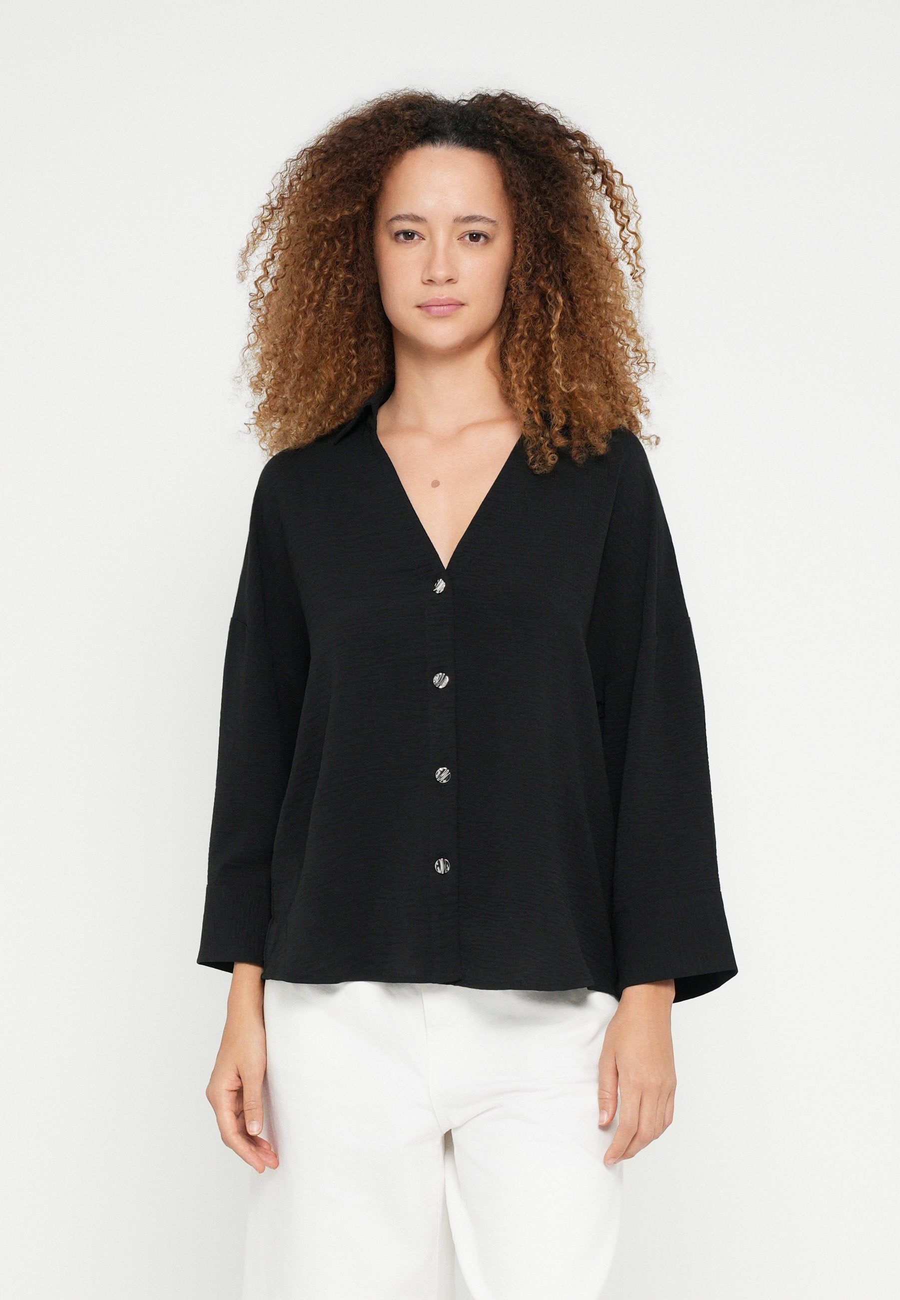 ONLSVERRE METTE V NECK BUTTON  Media 3