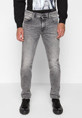 Graue Jeans aus Denim mit geradem Schnitt, die dezente Verblassungen, ein Fünf-Taschen-Design und schwarze Nähte aufweisen. Getragen mit schwarzen Sneakers.
