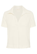 Weißes Kurzarm-Poloshirt mit V-Ausschnitt und spitzen Kragen; aus strukturiertem Stoff; mit seitlichen Schlitzen am Saum.