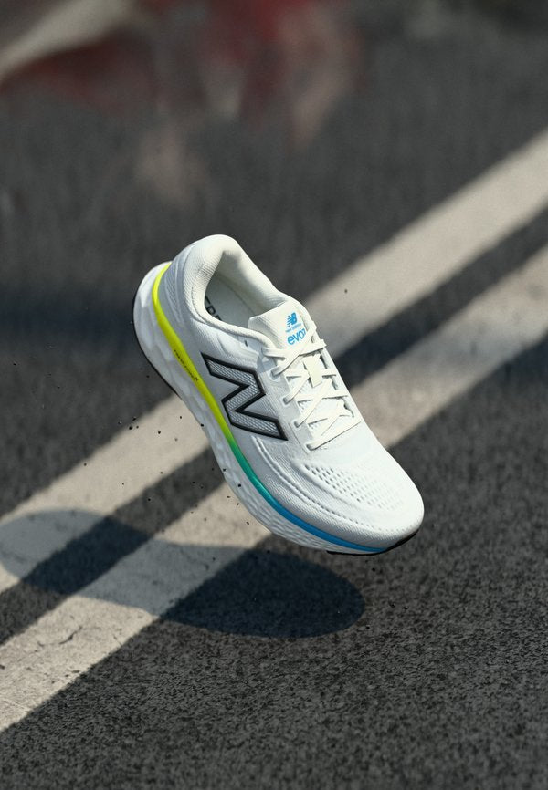 New Balance EVOZ V4 - Road running shoes - white/black/altitude
