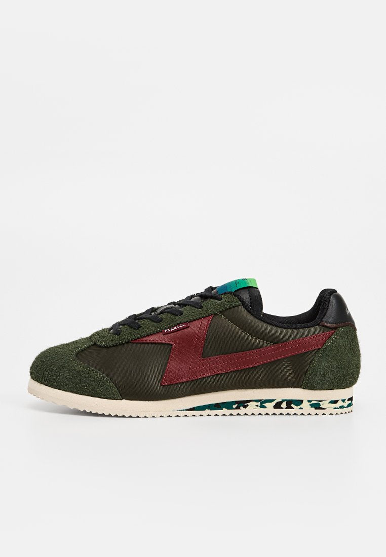 Grüne und schwarze sportliche Sneakers mit bordeauxrotem Akzent, strukturiertem grünem Wildleder und einer gemusterten Sohle in Blau- und Weißtönen.