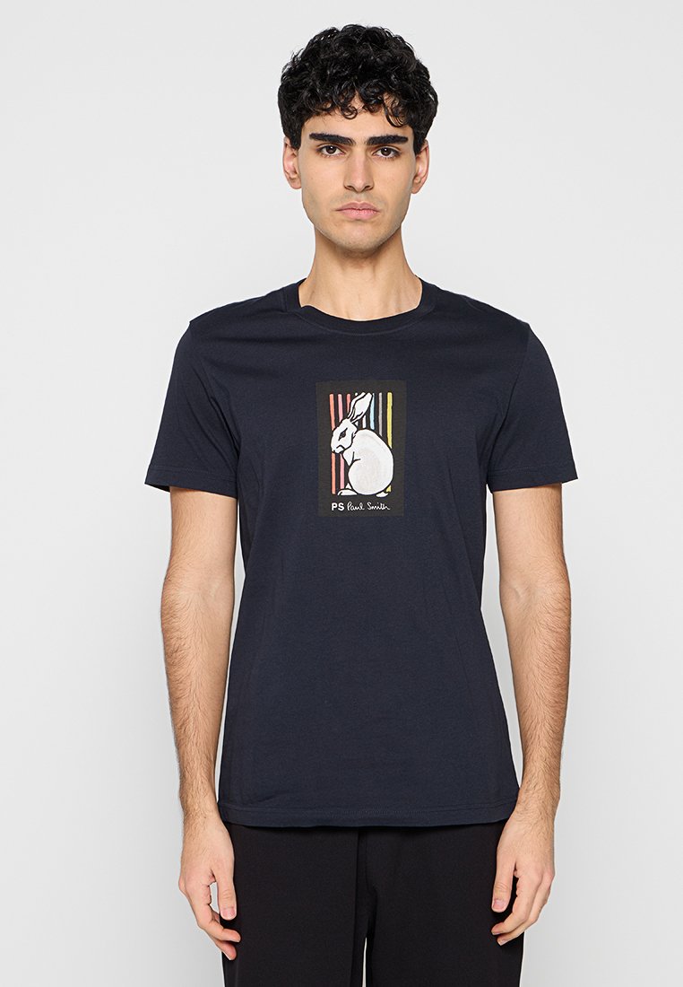 Marineblaue Baumwoll-T-Shirt mit einer Hasenillustration in einem rechteckigen Rahmen, ergänzt durch vertikale Streifen in Rot, Gelb und Grün.