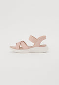 Helle rosa Sandalen mit einem Kreuzriemendesign, elastischen Bändern und einer gepolsterten weißen Sohle. Aus Textilmaterial für Komfort gefertigt.