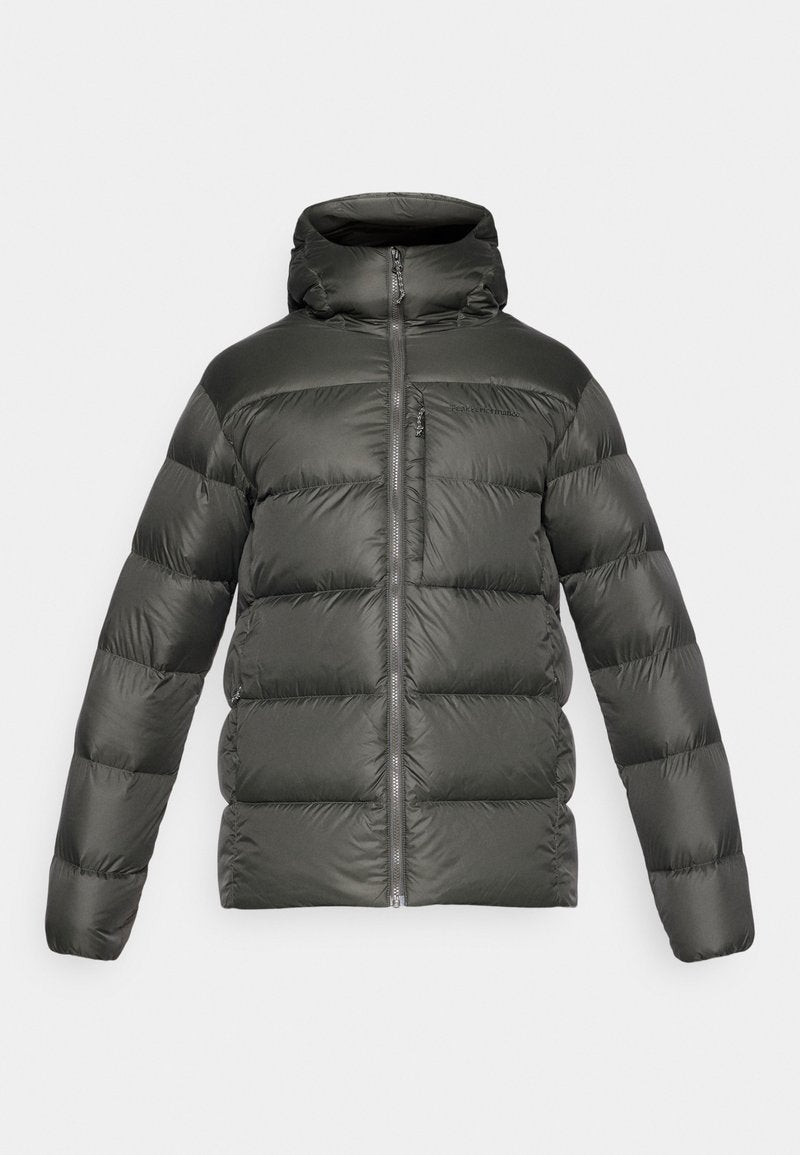 Dunkelgrüne Steppjacke mit Kapuze, ausgestattet mit einem Reißverschluss, gestepptem Design und elastischen Bündchen. Hergestellt aus leichtem, glattem Material.