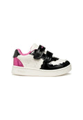Schwarzer und weißer Sneaker mit pinken Akzenten, ausgestattet mit doppelten Klettverschlussriemen und einem schlanken, modernen Design.