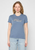 Kurzärmliges, tailliertes blaues T-Shirt aus Baumwolle mit rundem Halsausschnitt; vorne mit silbernem Glitzer-"Diesel"-Logo versehen.