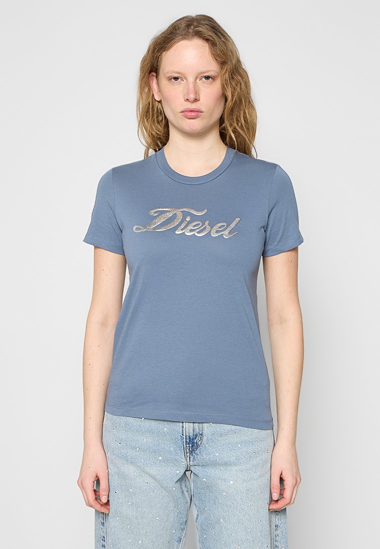 Kurzärmliges, tailliertes blaues T-Shirt aus Baumwolle mit rundem Halsausschnitt; vorne mit silbernem Glitzer-"Diesel"-Logo versehen.