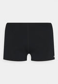 Schwarze Schwimmshorts mit glatter Textur, kurzem Schnitt und Kontrastnähten. Auffälliges Nike-Logo auf der unteren Seite.