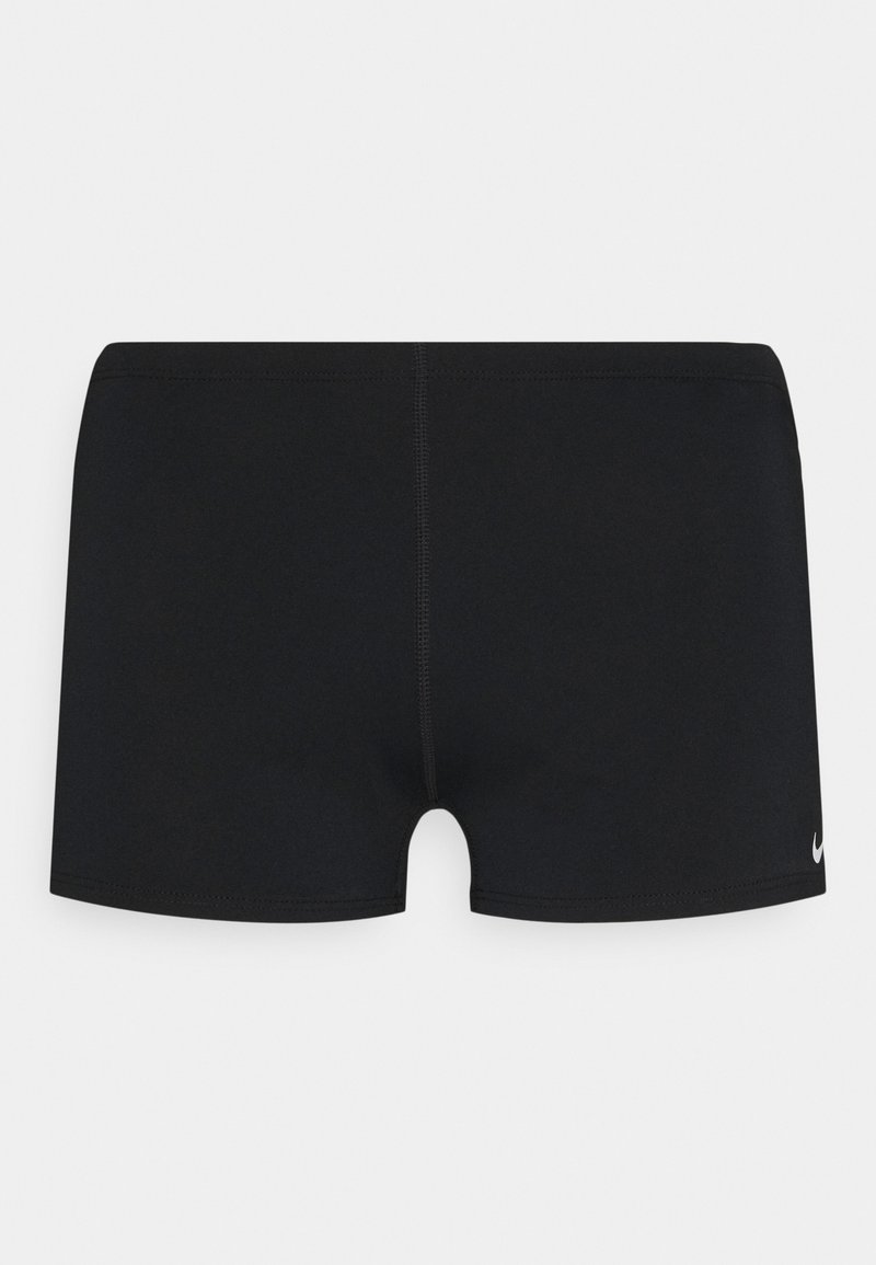 Schwarze Schwimmshorts mit glatter Textur, kurzem Schnitt und Kontrastnähten. Auffälliges Nike-Logo auf der unteren Seite.