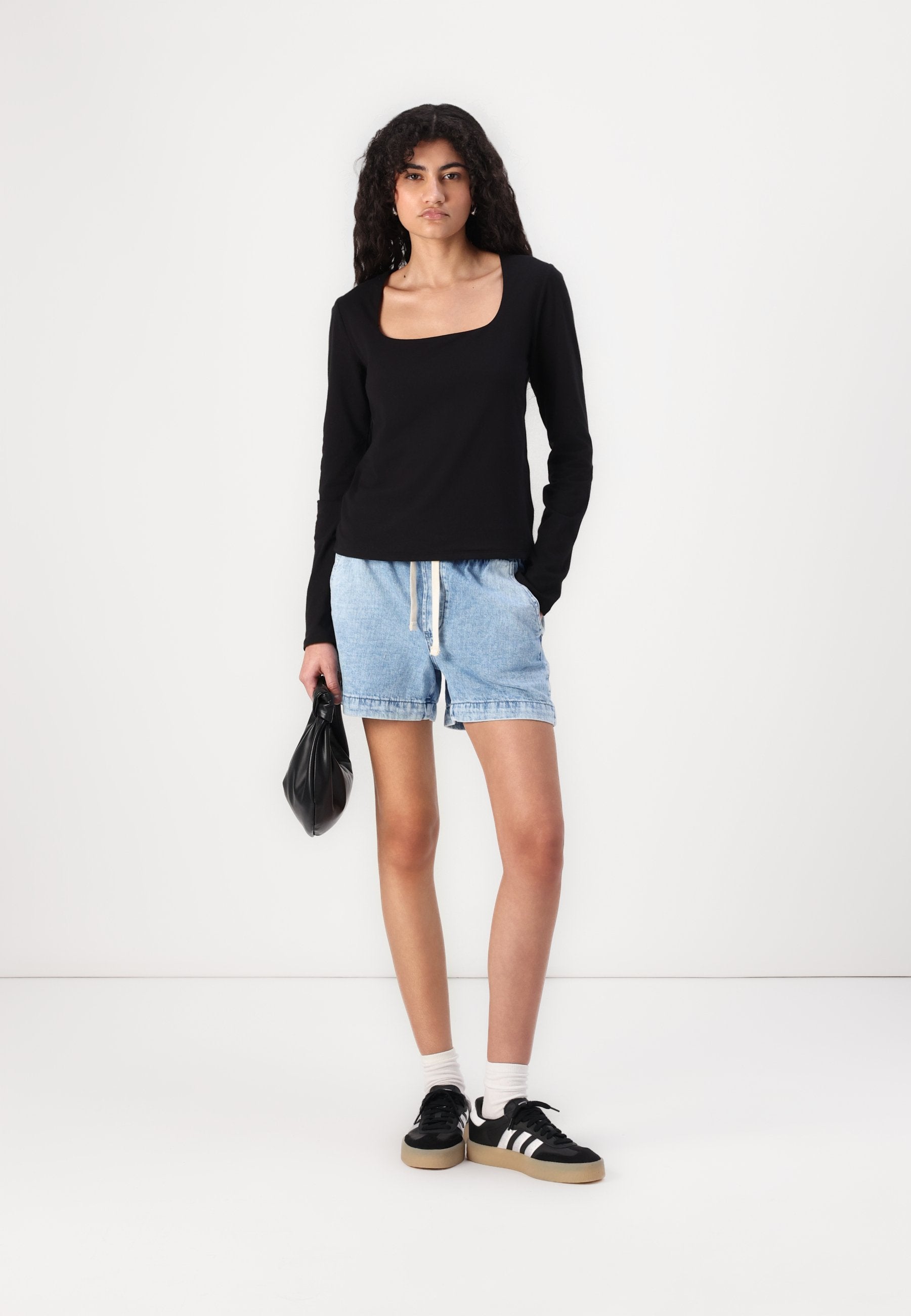 GAP PORTRAIT NECK