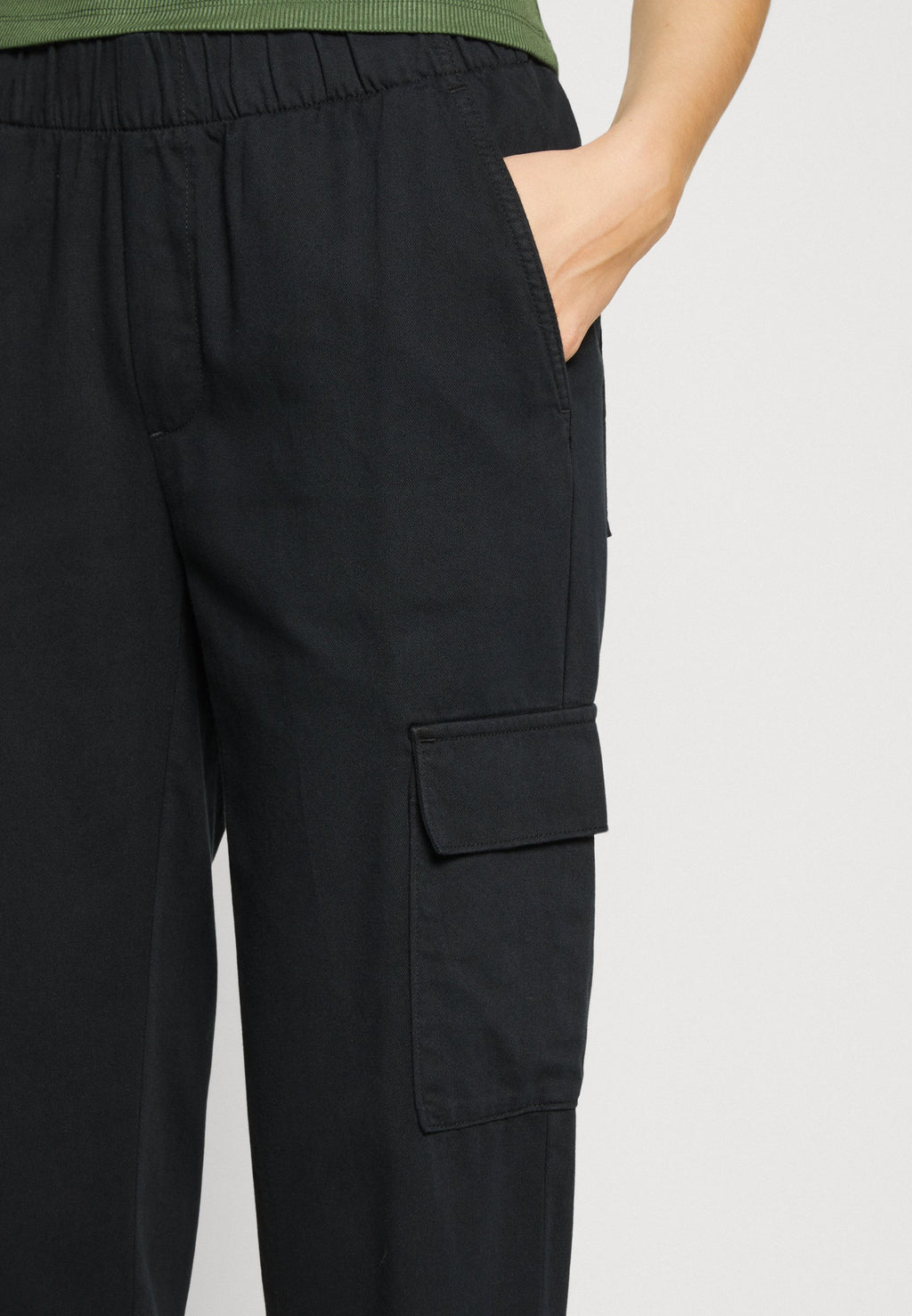 GAP BROKEN PULL ON PANT