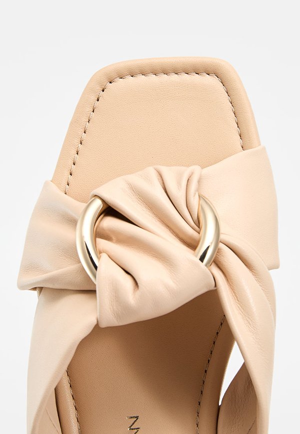 Stuart Weitzman CECE