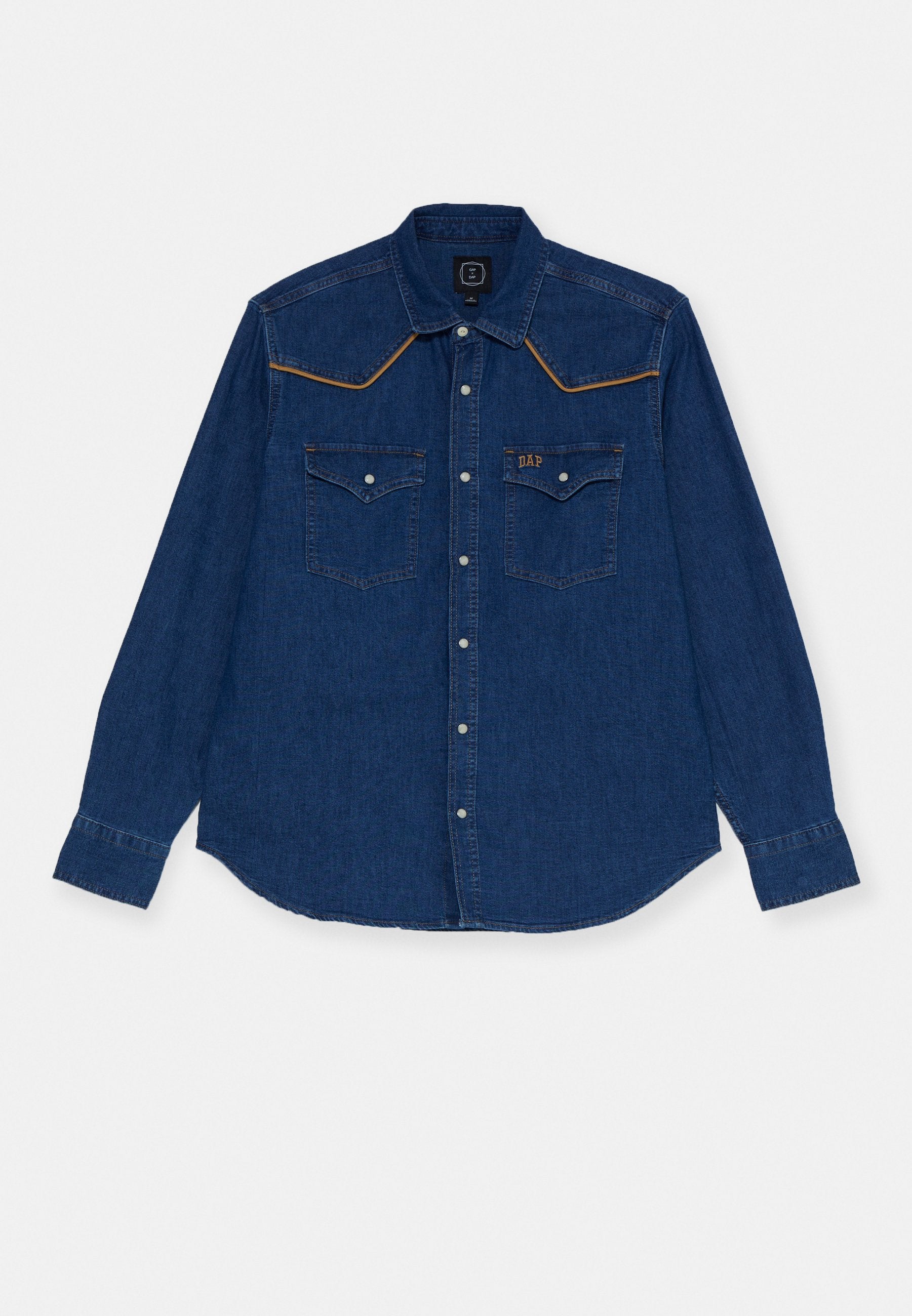 Langärmliges blaues Denim-Hemd mit einem spitzen Schulterdesign, Kontrastnähten, zwei Brusttaschen und Knopfverschluss vorne.