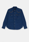 Langärmliges blaues Denim-Hemd mit einem spitzen Schulterdesign, Kontrastnähten, zwei Brusttaschen und Knopfverschluss vorne.