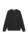 Schwarzer Sweatshirt mit langen Ärmeln, gerippten Bündchen und Saum, Rundhalsausschnitt, mit einem dezenten weißen gestickten Logo auf der Brust. Weiche Stofftextur.