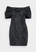 Schwarzes trägerloses Kleid mit großem Schleifendetail, strukturiertem Blumenmuster, taillierter Silhouette und kurzer Länge.