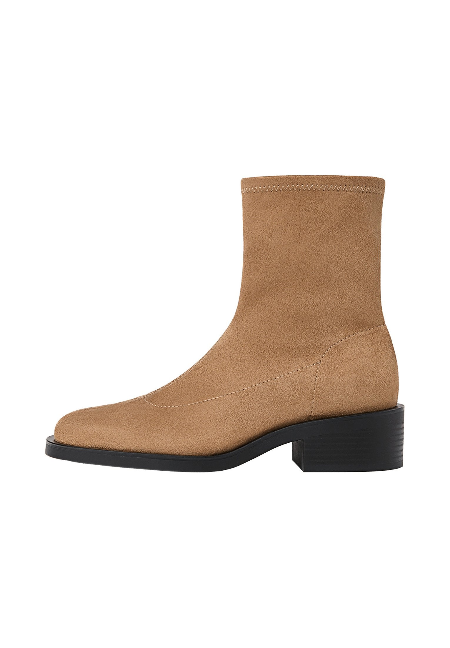 Hellbraune Wildleder-Ankle Boots mit quadratischer Spitze, niedrigem Blockabsatz und nahtlosem Design. Mit dezenten Nähten entlang der Kanten.