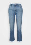 Hellblaue Denim-Jeans mit schmaler Taille, verkürzter Länge und fransigem Saum. Verfügt über ein klassisches Fünf-Taschen-Design und einen vorderen Metallknopf.
