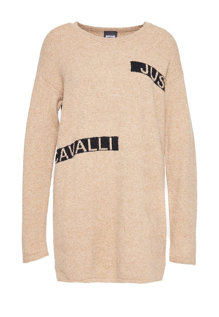Beige Strickpullover mit langen Ärmeln, Rundhalsausschnitt und schwarzen Text-Patches mit den Aufschriften "JUST" und "CAVALLI" auf der Vorderseite.