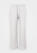 Hellgraue, locker geschnittene Hose aus glattem Stoff mit einem elastischen Bund und Kordelzug. Gerade Beine mit dezenten Falten, ohne sichtbare Muster.