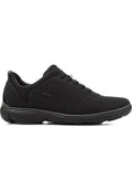 Schwarze Netzsneaker mit einem atmungsaktiven, strukturierten Obermaterial, runder Spitze und Gummisohle. Verfügt über Schnürsenkel und ein kleines Logodetail an der Seite.