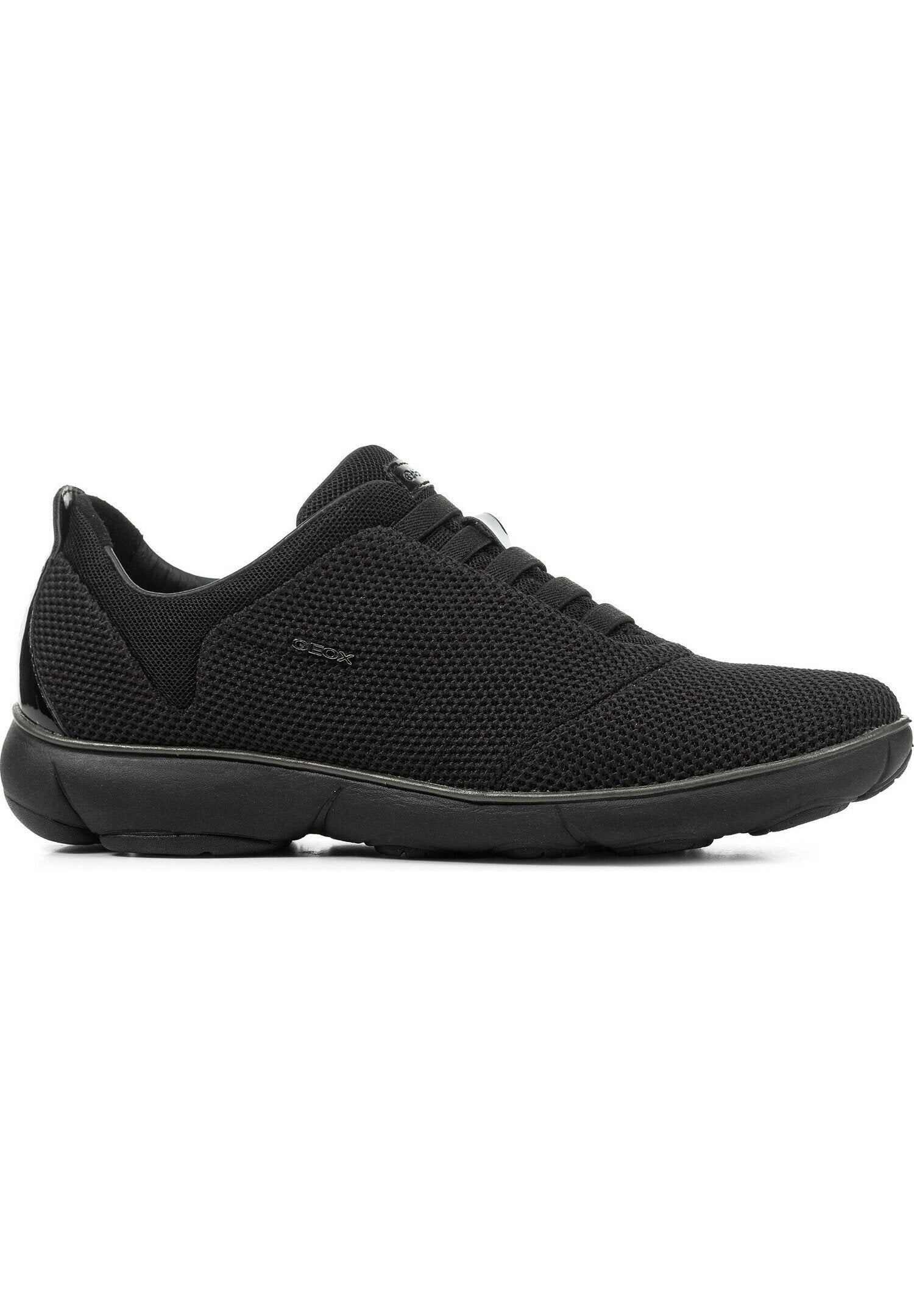 Schwarze Netzsneaker mit einem atmungsaktiven, strukturierten Obermaterial, runder Spitze und Gummisohle. Verfügt über Schnürsenkel und ein kleines Logodetail an der Seite.